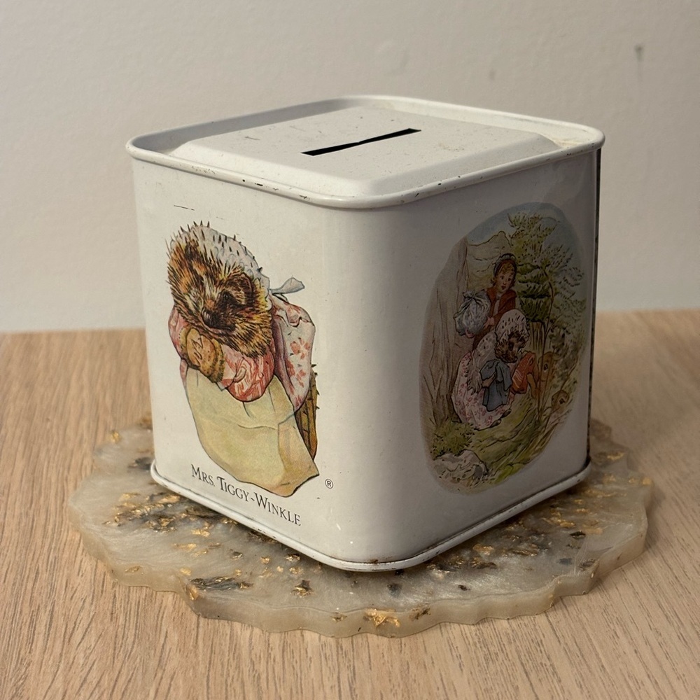 ☘️ BOGO FREE ☘️ Vintage 80s Peter rabbit Mrs. Tiggy-Winkle Tin Bank